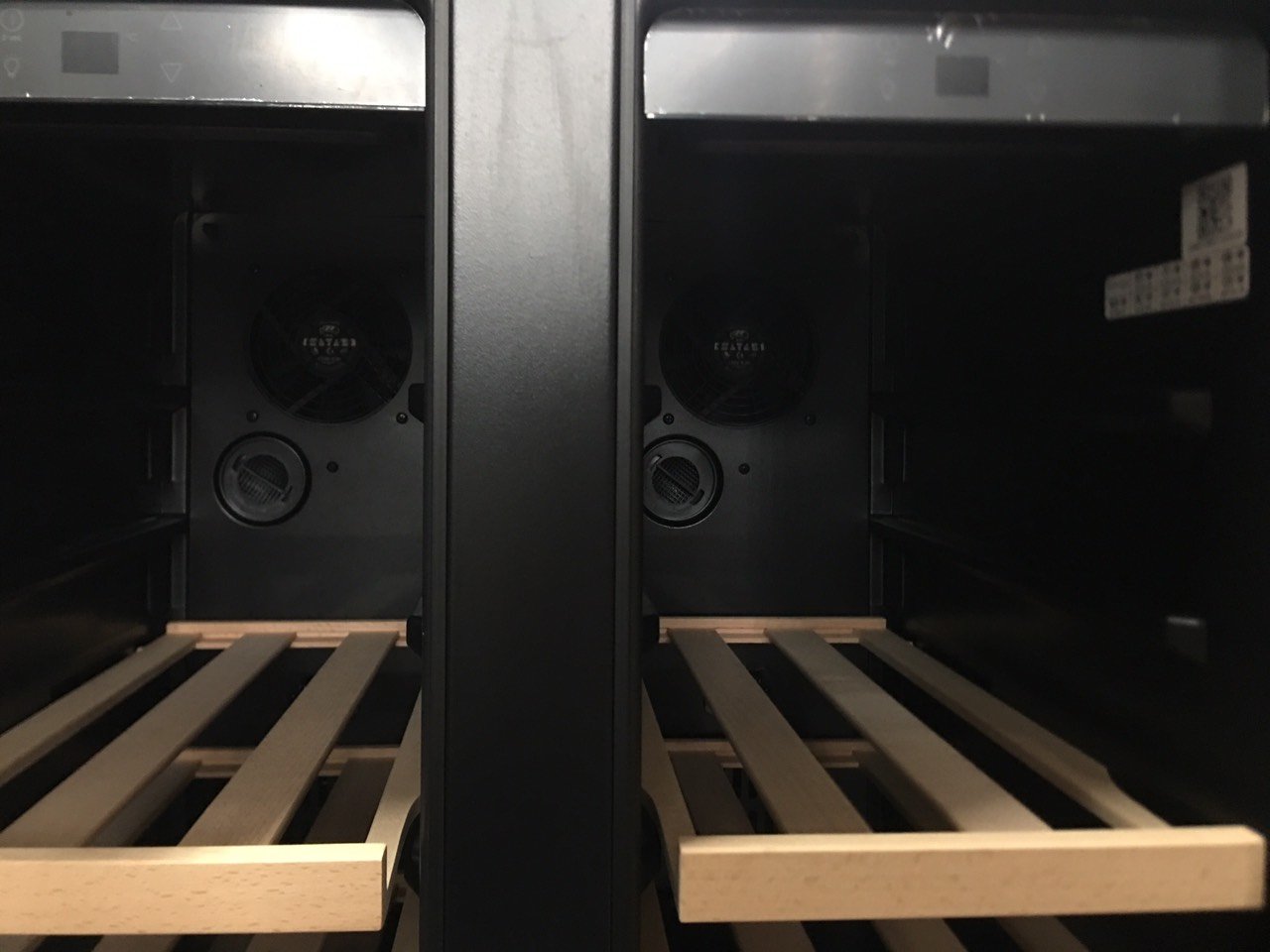 Tủ ướp rượu vang 38 chai RWCB60D/N - Nhập khẩu chính hãng