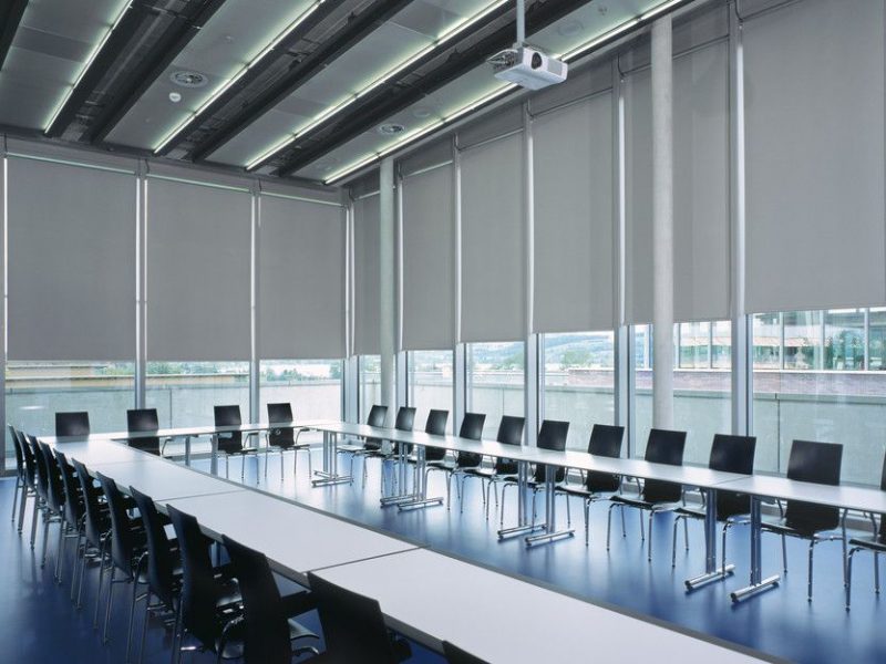 9 cách chọn rèm cuốn cửa sổ phù hợp giá rẻ