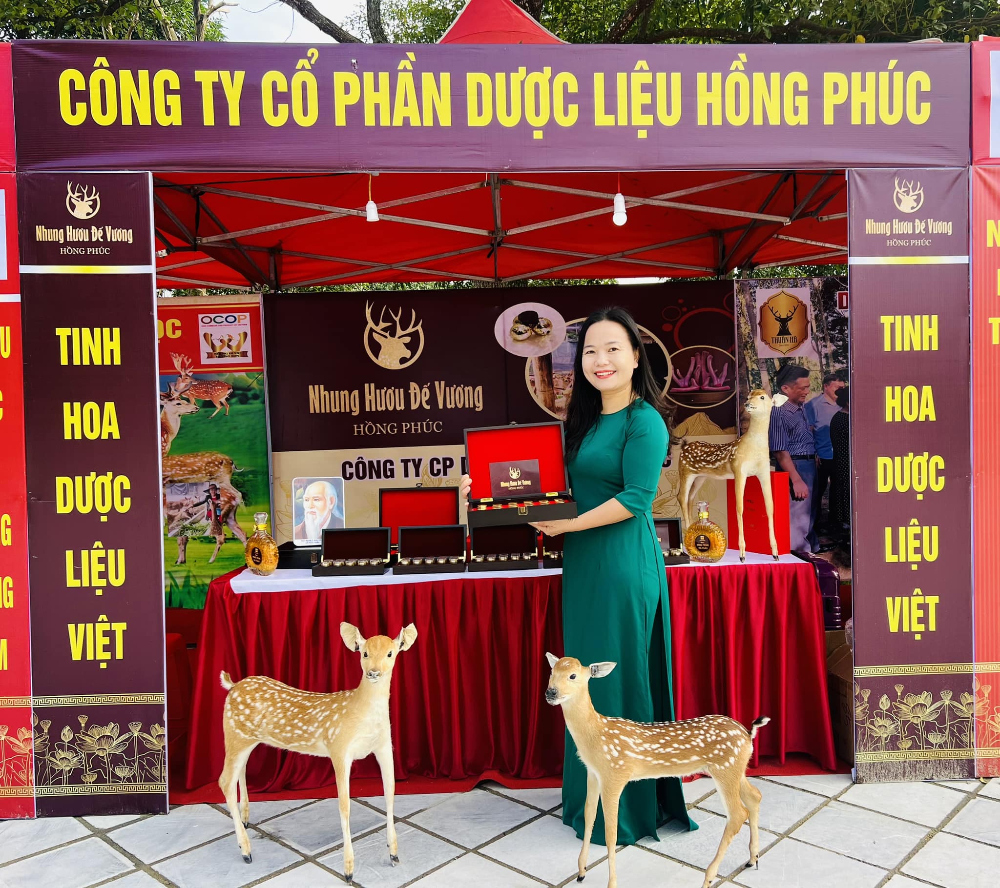 Lãnh đạo Bộ Y tế, các cơ quan Trung ương và lãnh đạo tỉnh Hà Tĩnh ghé thăm gian hàng dược liệu Hồng Phúc