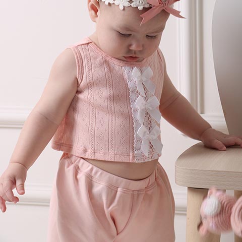 Set áo sát nách và quần short ren bé gái