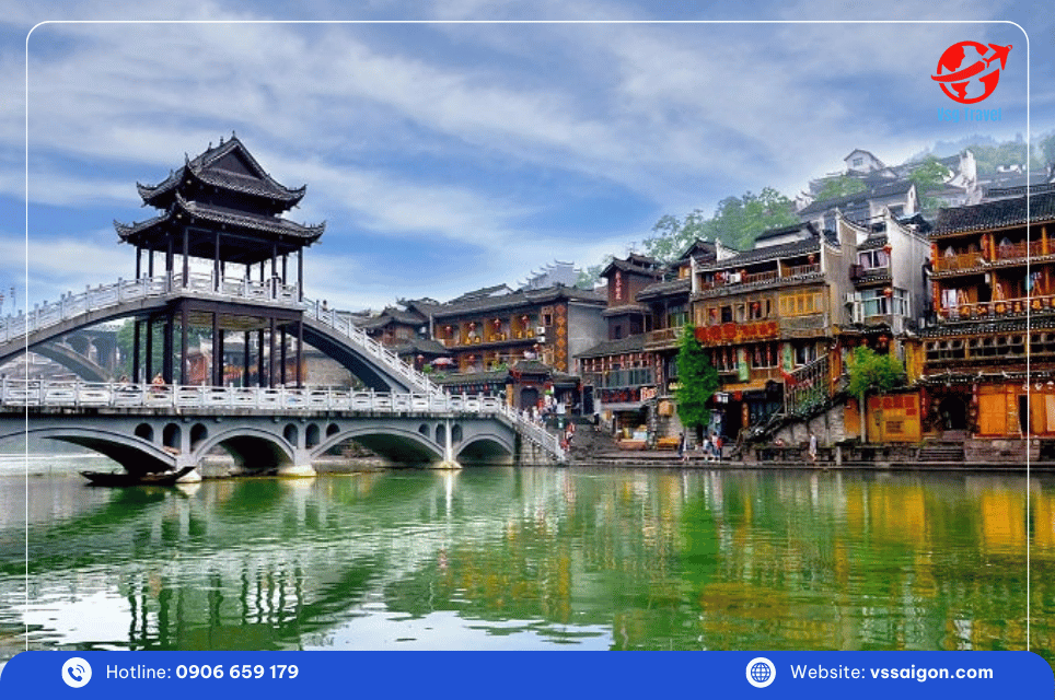 Phượng Hoàng Cổ Trấn: cây cầu có lầu và dãy nhà sàn bên sông Đà Giang