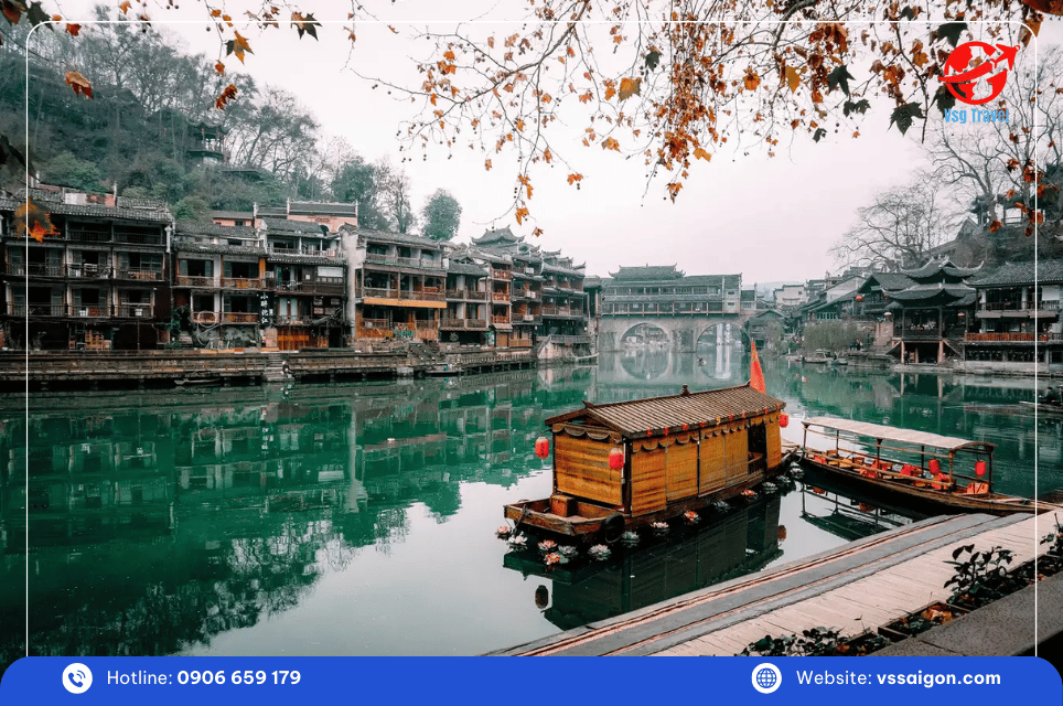 Thuyền gỗ neo trên sông Đà Giang, Phượng Hoàng Cổ Trấn