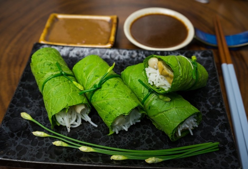 Cuốn Cải Chấm Nước Chấm Đậm Đặc