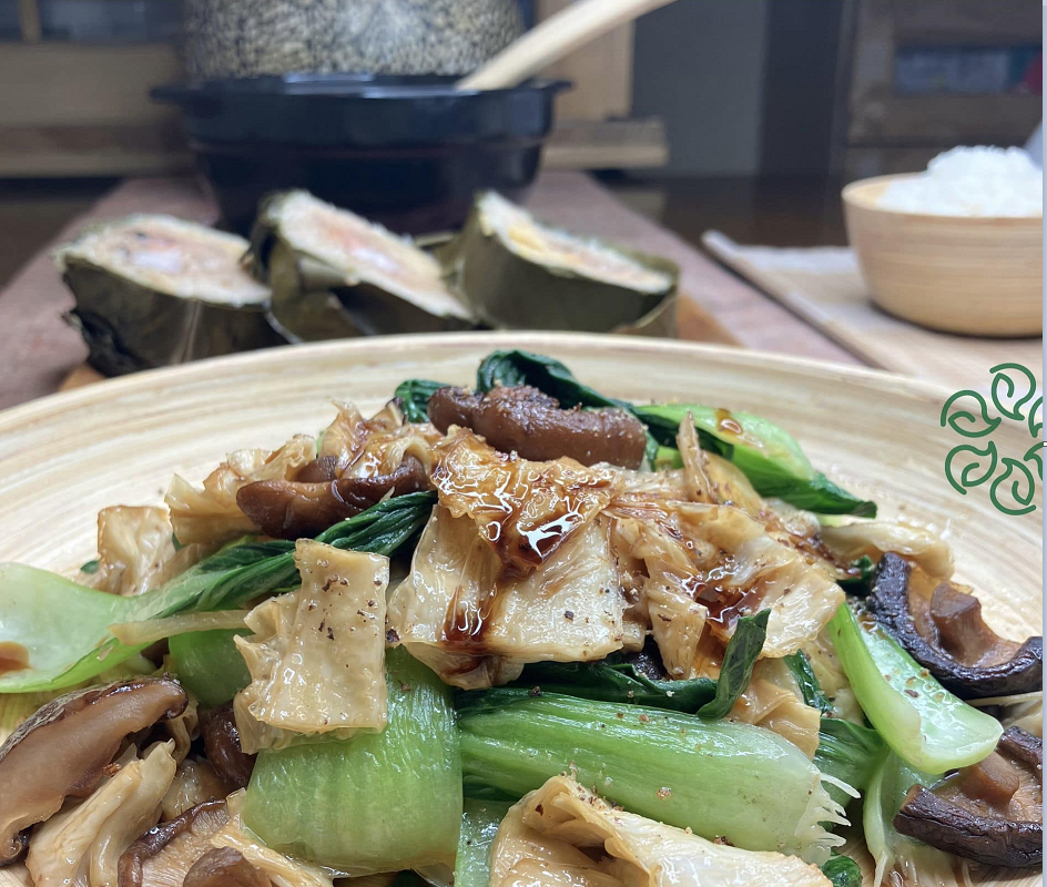 Váng đậu tươi xào rau nấm