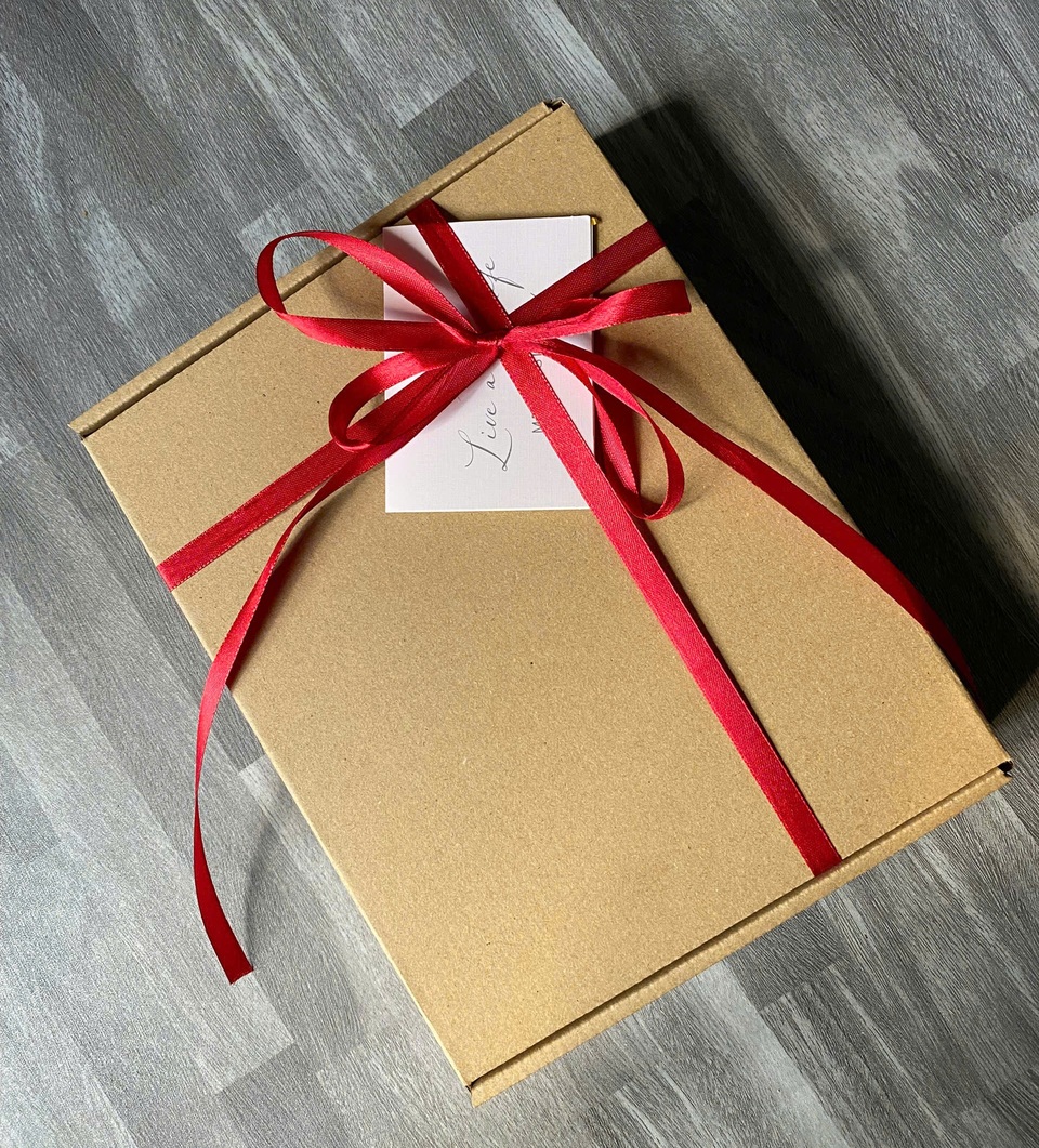 Hộp quà tặng đã trang trí sẵn kèm tấm thiệp nhỏ họa tiết ngẫu nhiên