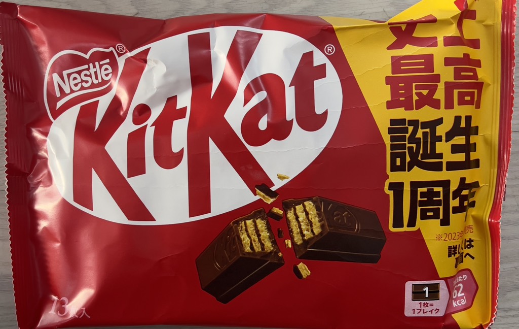 Bánh Kitkat socola màu đỏ
