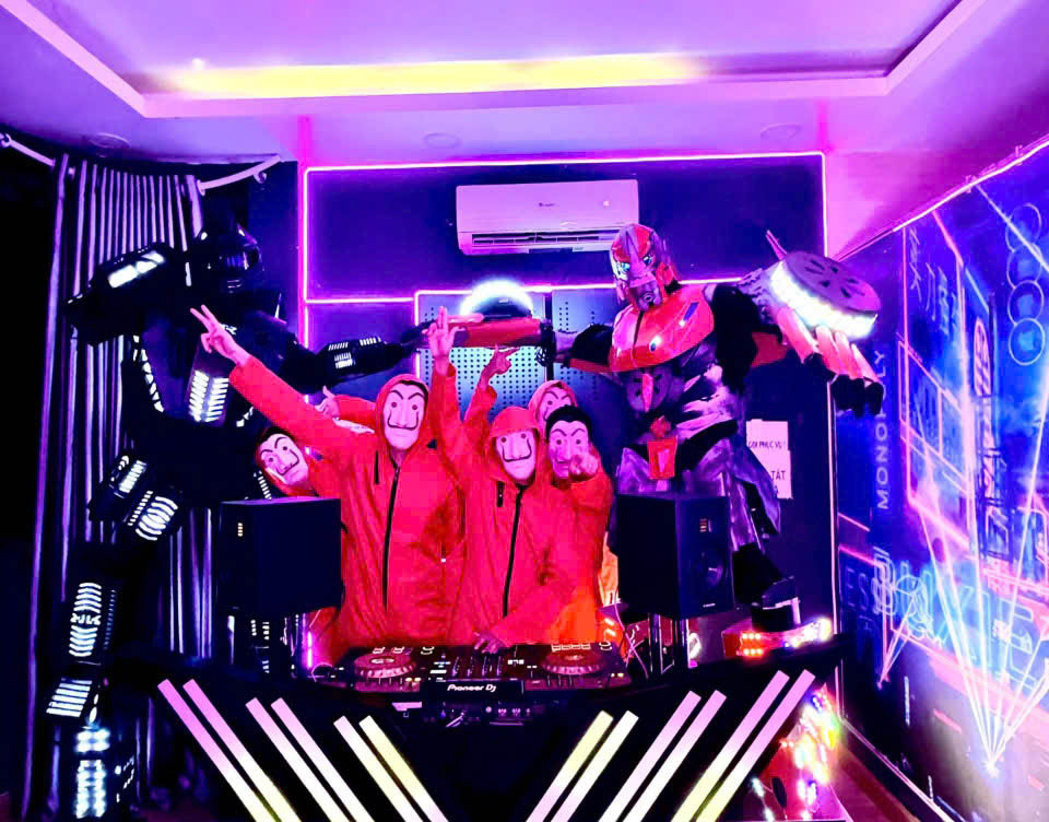 IDOL BIẾN HÌNH ĐI HỌC DJ TẠI CAT'S STUDIO - TÂN PHÚ