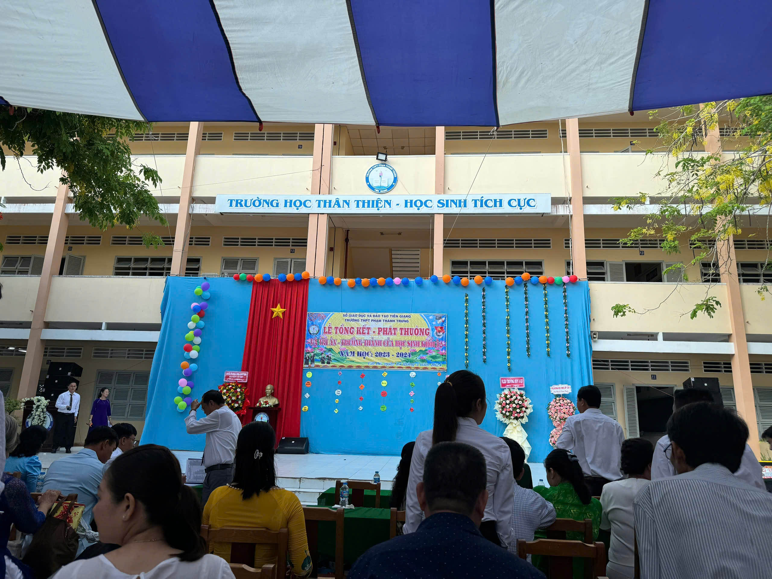 Trao học bổng tại trường THPT Phạm Thành Trung