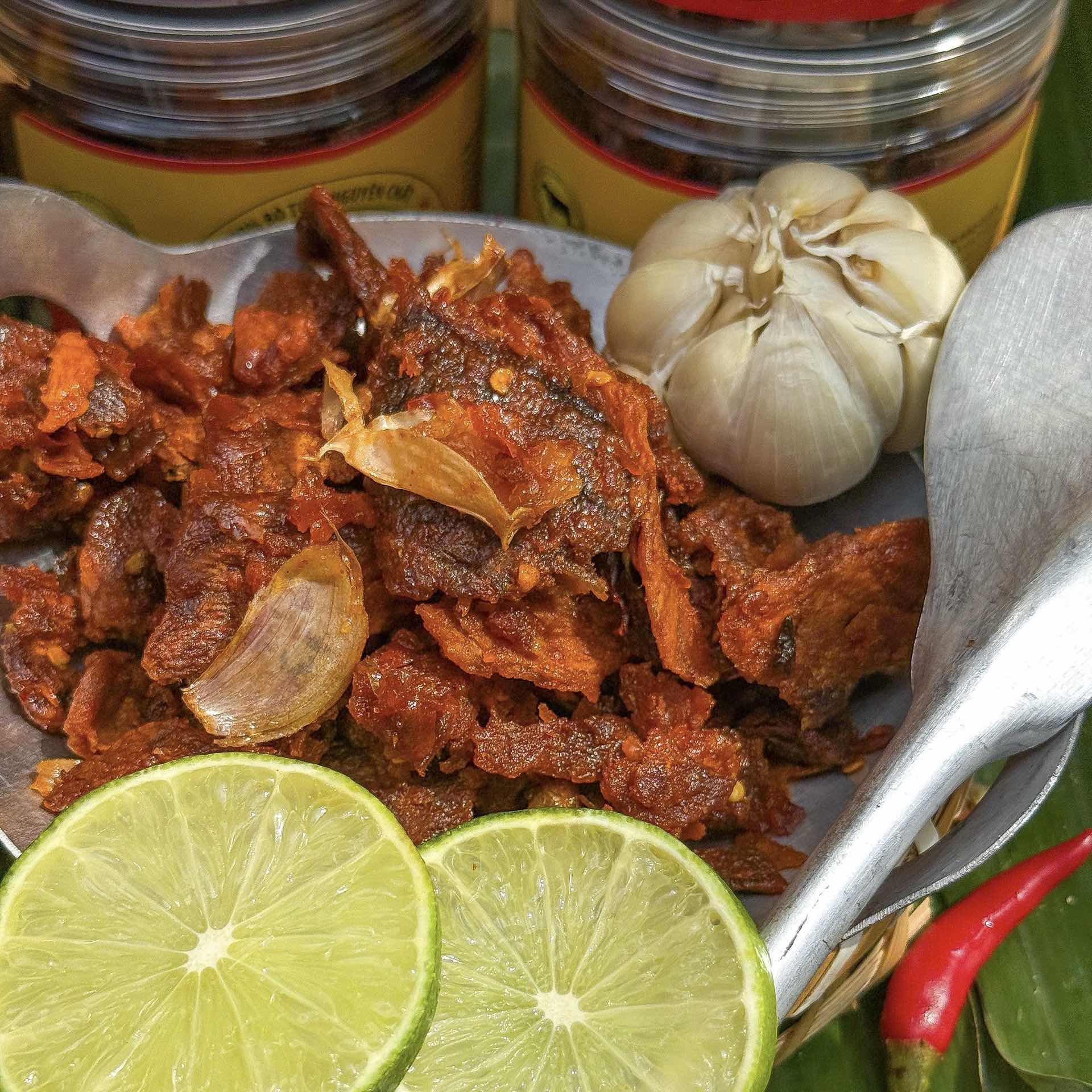 Khô Bò Vụn Cháy Tỏi 220gr – "Vụn" Nhưng Ngon & Chất, Mồi Bén Không Thể Thiếu