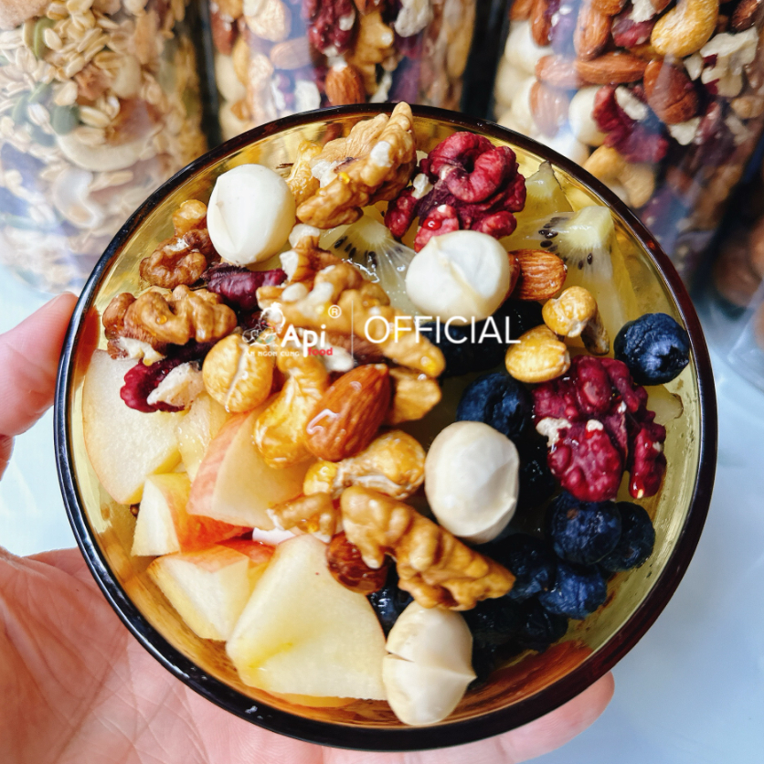 [ COMBO 3 TẶNG 1 ] Ngũ Cốc Granola KHÔNG YẾN MẠCH Api Food - 9 HẠT MACCA - NHO & XOÀI (Macca, Hạnh Nhân, Óc Chó Vàng, Óc Chó Đỏ, Hạt Điều rang muối, Hạt Bí, Nho Khô, Xoài Sấy)