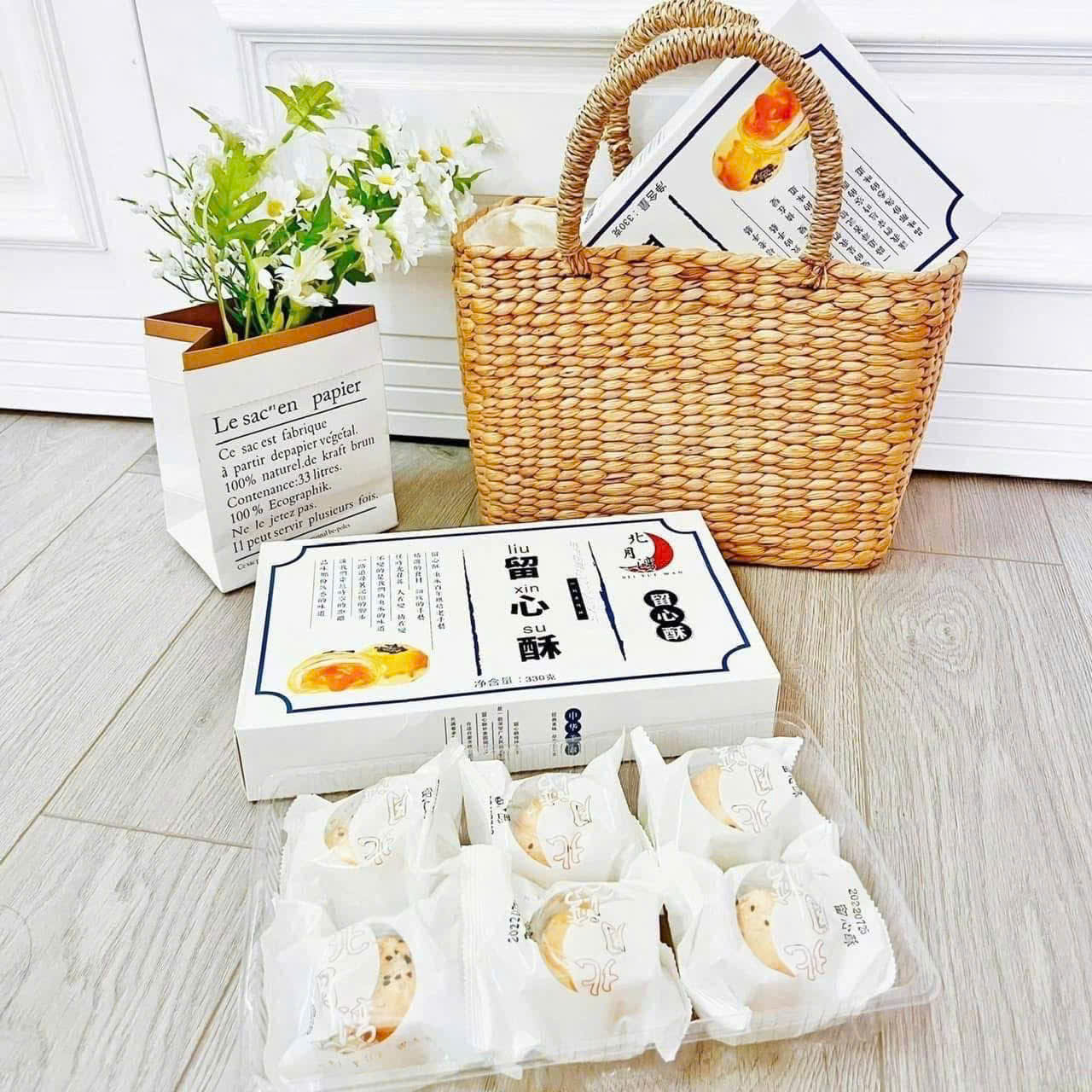 Bánh Trứng Muối Tan Chảy Liu Xin Su Đài Loan 330gr ( Hộp 6 Cái )