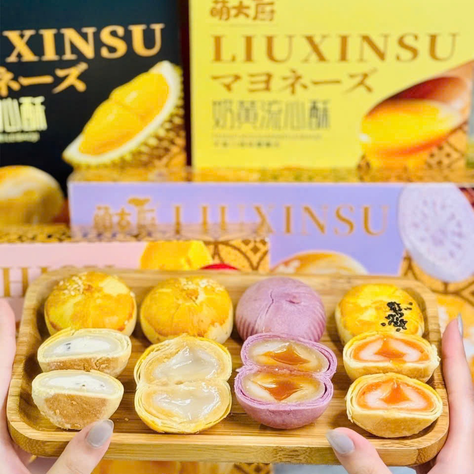 ( VỊ MỚI ) Bánh Trứng Muối Tan Chảy Liu Xin Su Đài Loan 300gr ( Hộp 6 Cái )