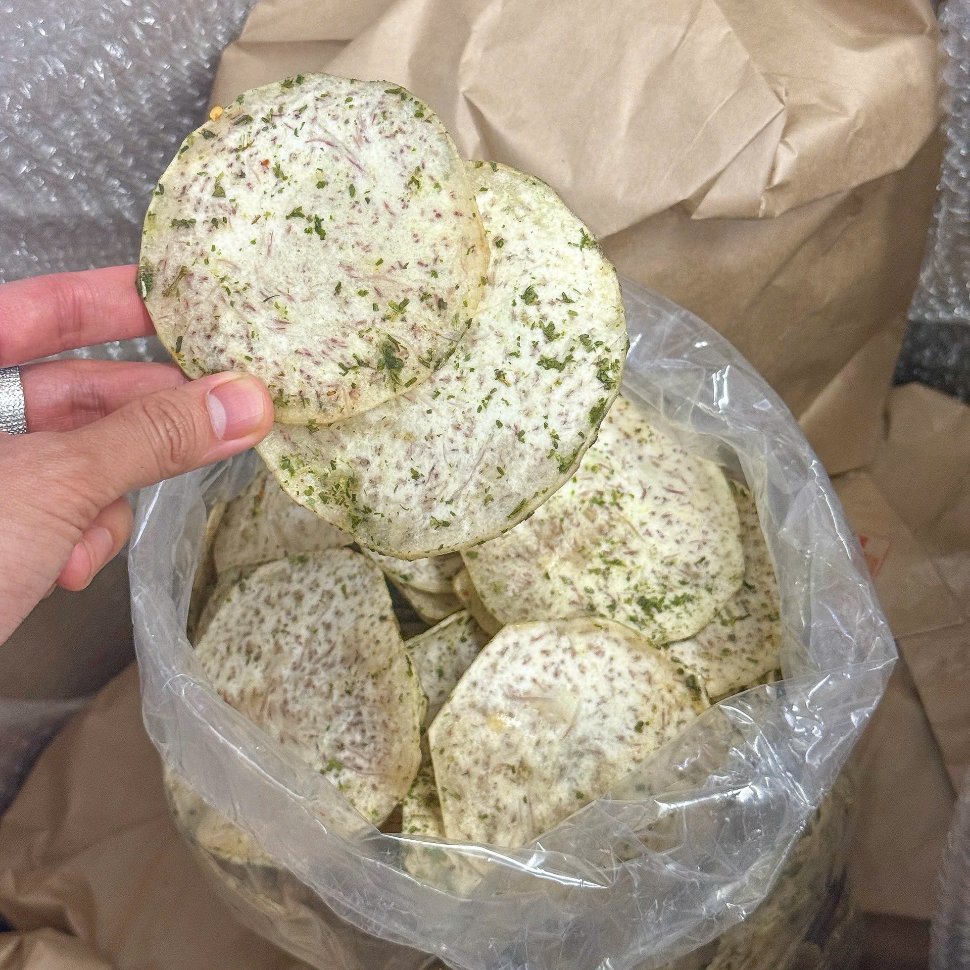 Khoai Môn Lát Sấy Mắm Hành (Túi 1KG ) – Giòn Rụm, Mặn Mà, Thơm Phức