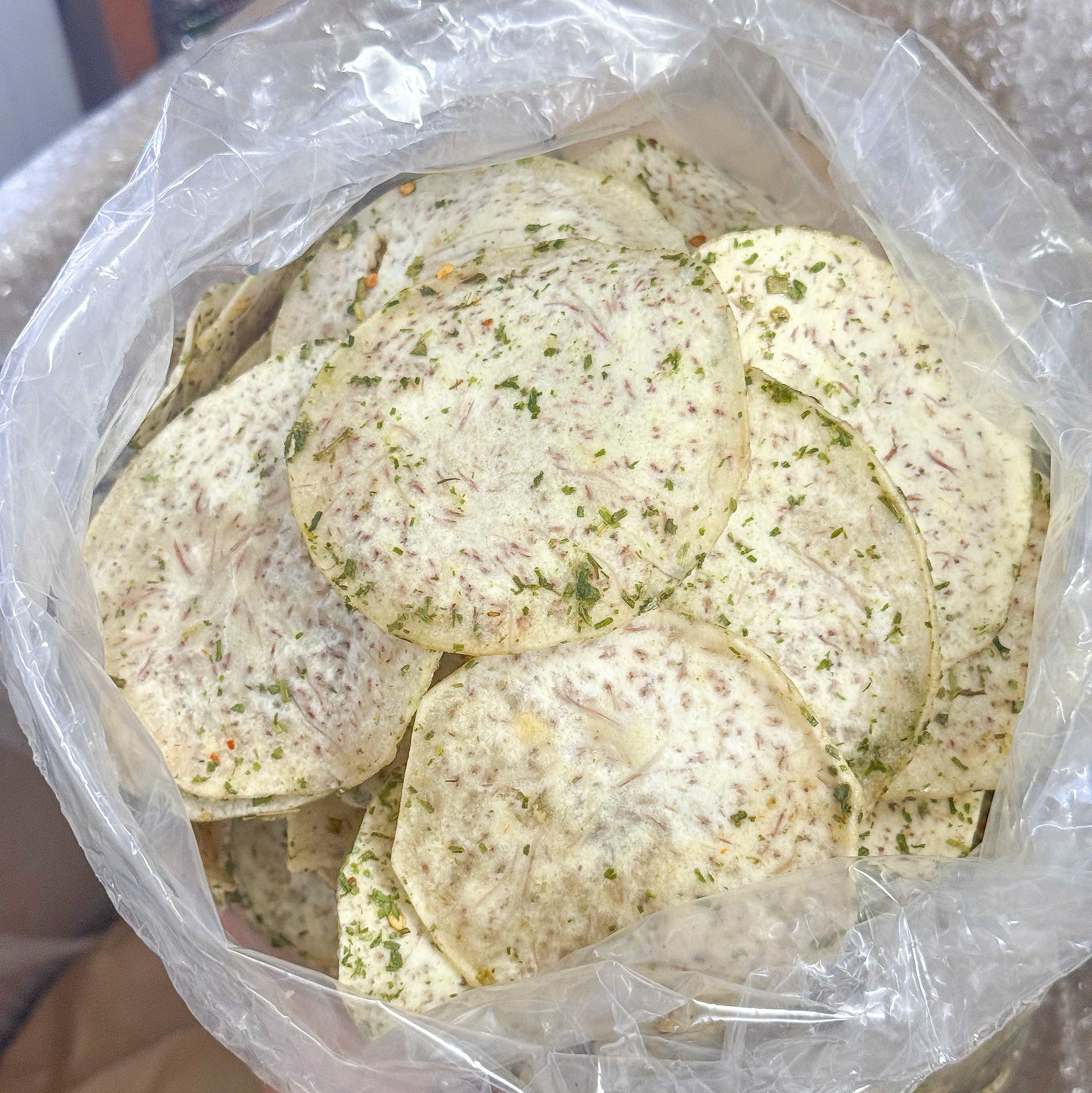 Khoai Môn Lát Sấy Mắm Hành (Túi 1KG ) – Giòn Rụm, Mặn Mà, Thơm Phức