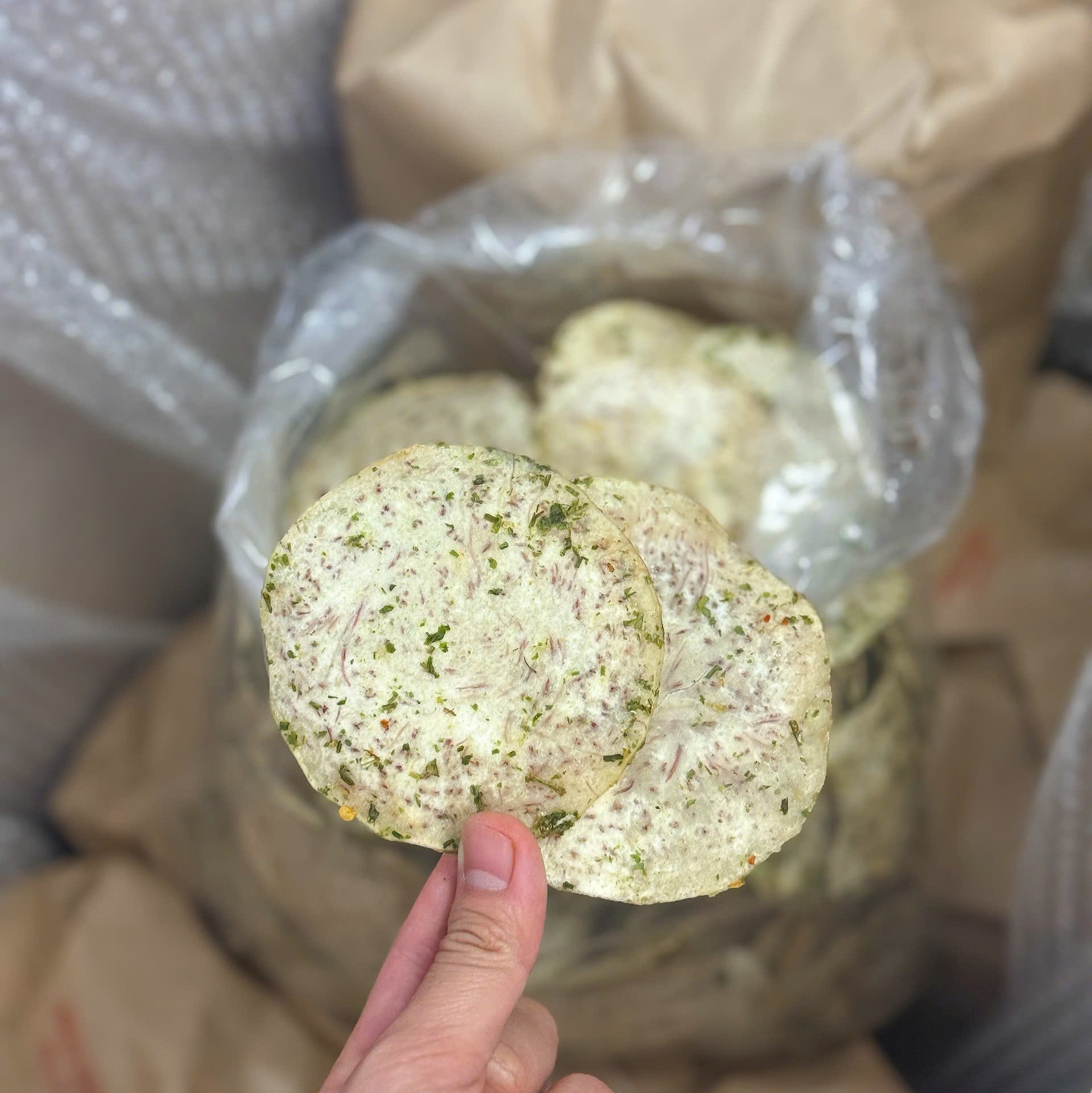 Khoai Môn Lát Sấy Mắm Hành (Túi 1KG ) – Giòn Rụm, Mặn Mà, Thơm Phức