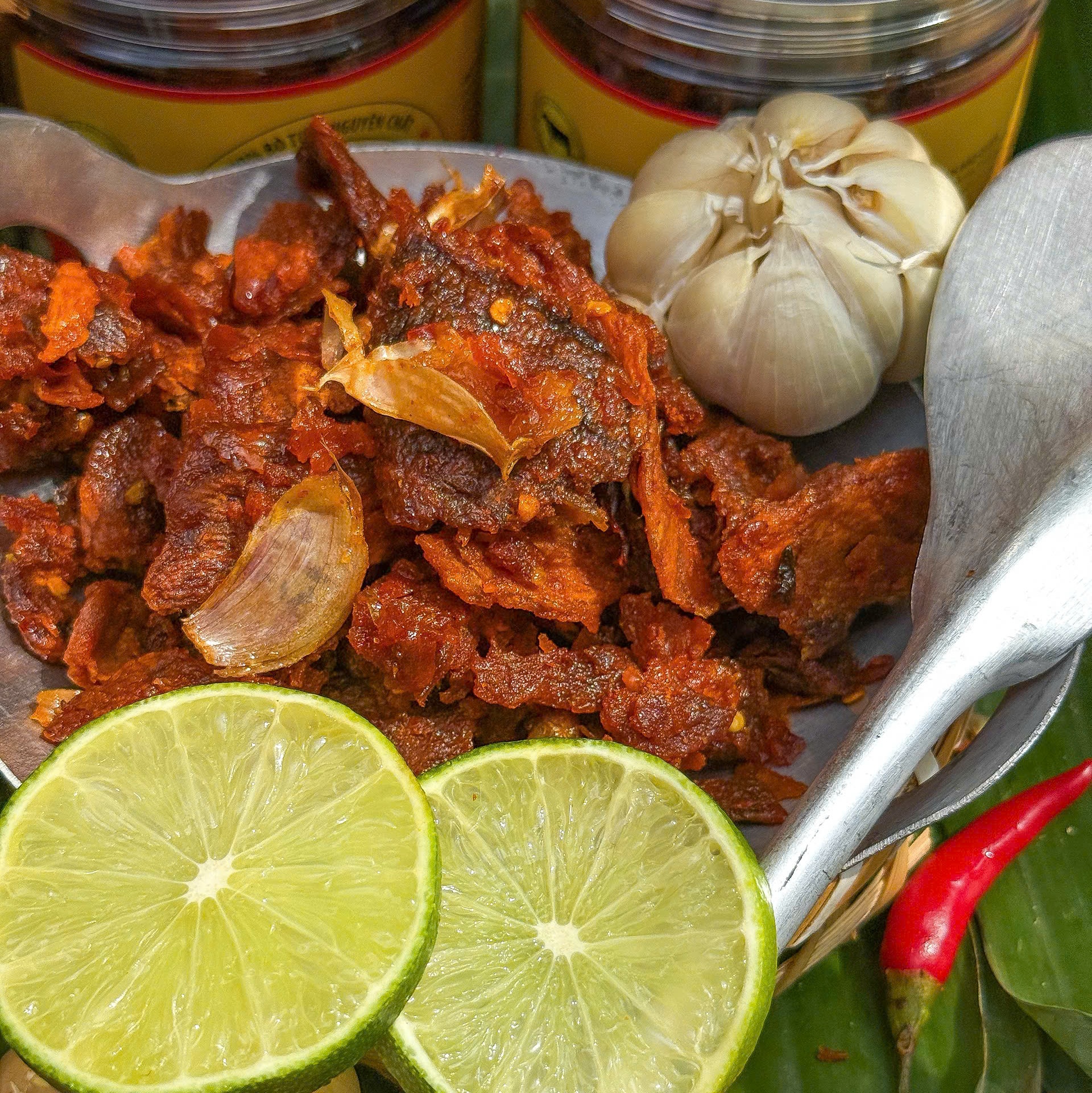 Khô Bò Vụn Cháy Tỏi 220gr – "Vụn" Nhưng Ngon & Chất, Mồi Bén Không Thể Thiếu