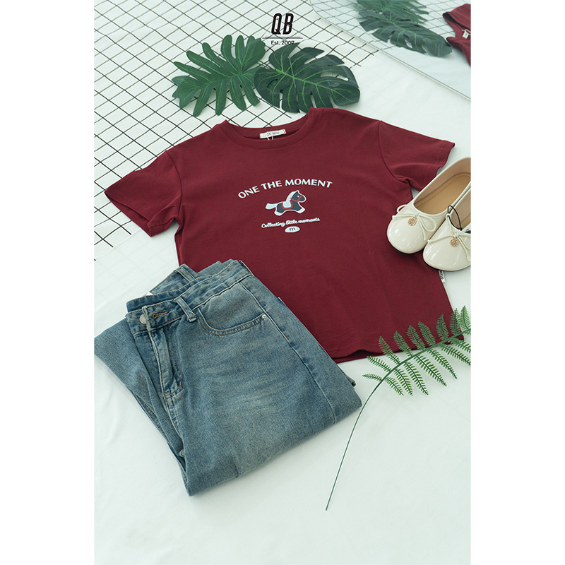 Áo thun QB nữ in chữ One The Moment hình ngựa nhỏ form suông phong cách trẻ trung tối giản dễ thương 6B