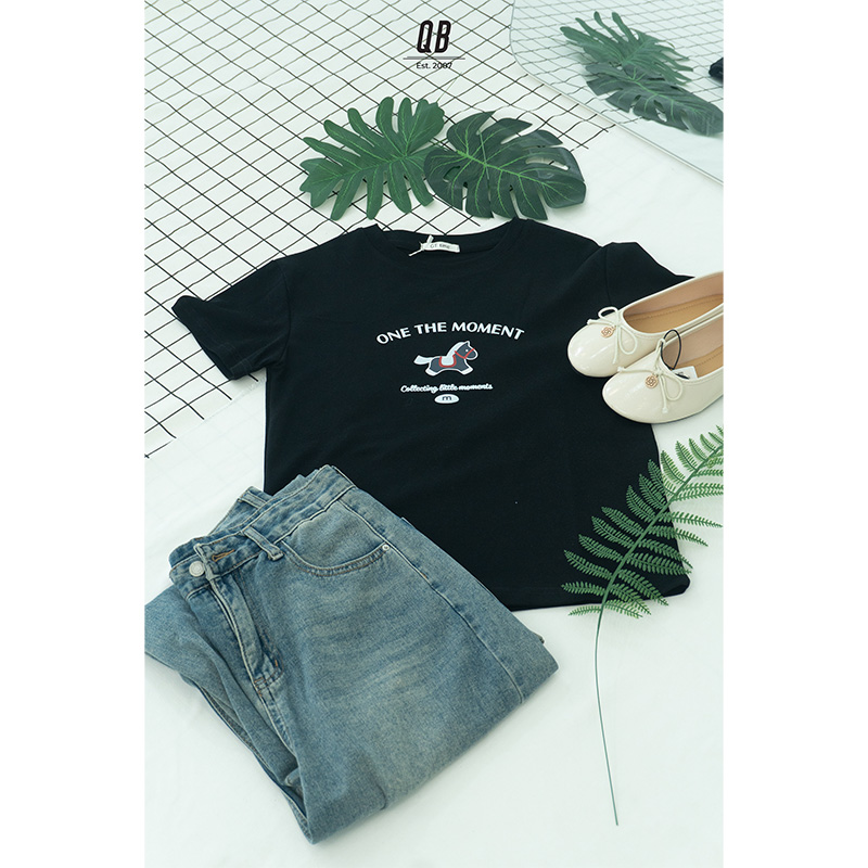 Áo thun QB nữ in chữ One The Moment hình ngựa nhỏ form suông phong cách trẻ trung tối giản dễ thương 6B