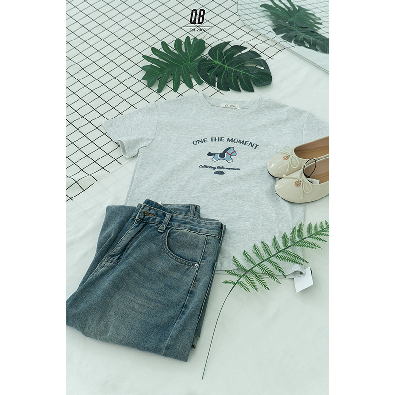 Áo thun QB nữ in chữ One The Moment hình ngựa nhỏ form suông phong cách trẻ trung tối giản dễ thương 6B