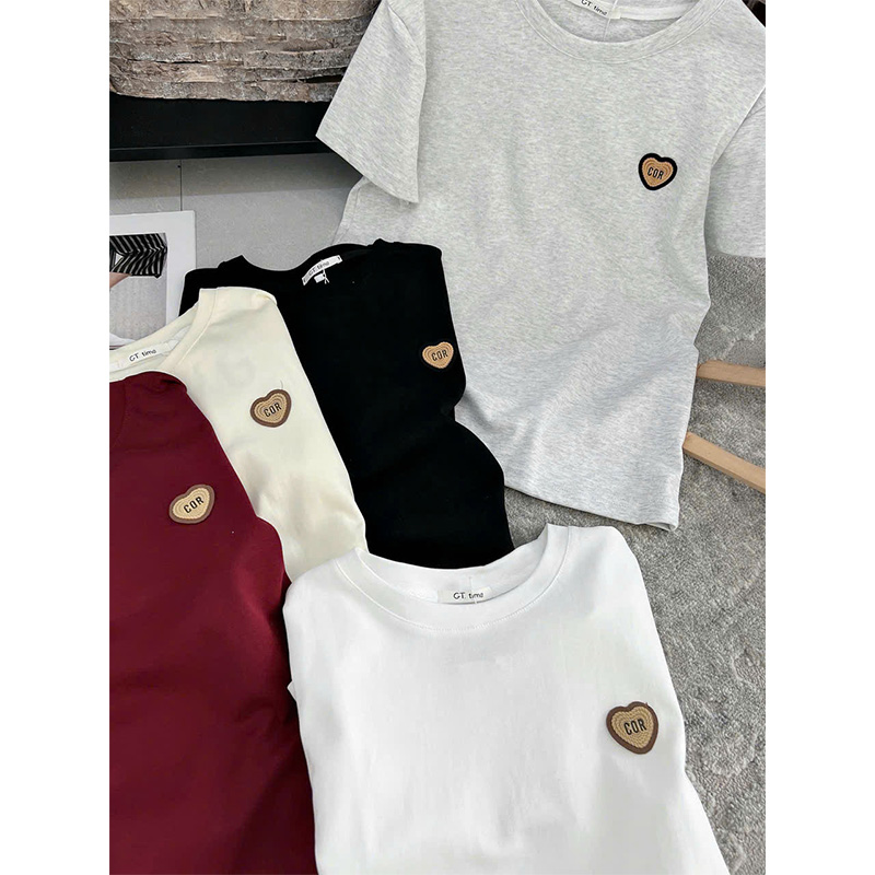 Áo nữ QB dáng ôm nhẹ phối logo trái tim nhỏ xinh phong cách nữ tính trẻ trung B8