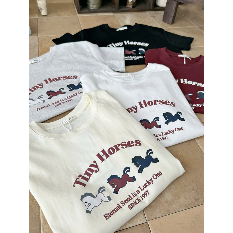 Áo thun QB nữ họa tiết Tiny Horses form suông phong cách vintage trẻ trung nhẹ nhàng B8