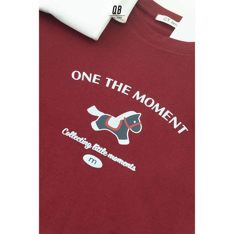 Áo thun QB nữ in chữ One The Moment hình ngựa nhỏ form suông phong cách trẻ trung tối giản dễ thương 6B