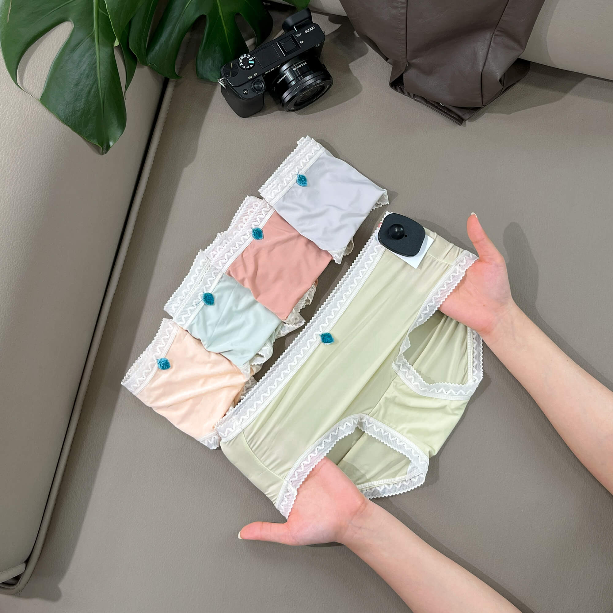 Quần lót nữ QB viền ren gợn sóng đính charm lá thanh lịch 16E