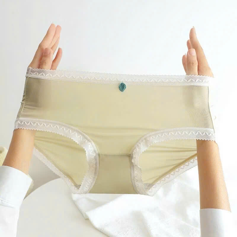 Quần lót nữ QB viền ren gợn sóng đính charm lá thanh lịch 16E