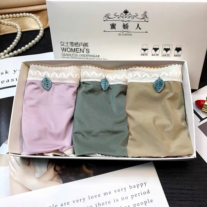 Quần lót nữ QB viền ren gợn sóng đính charm lá thanh lịch 16E