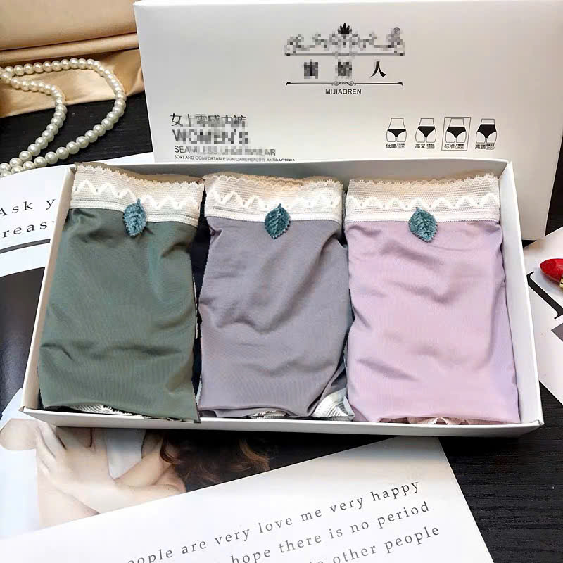 Quần lót nữ QB viền ren gợn sóng đính charm lá thanh lịch 16E