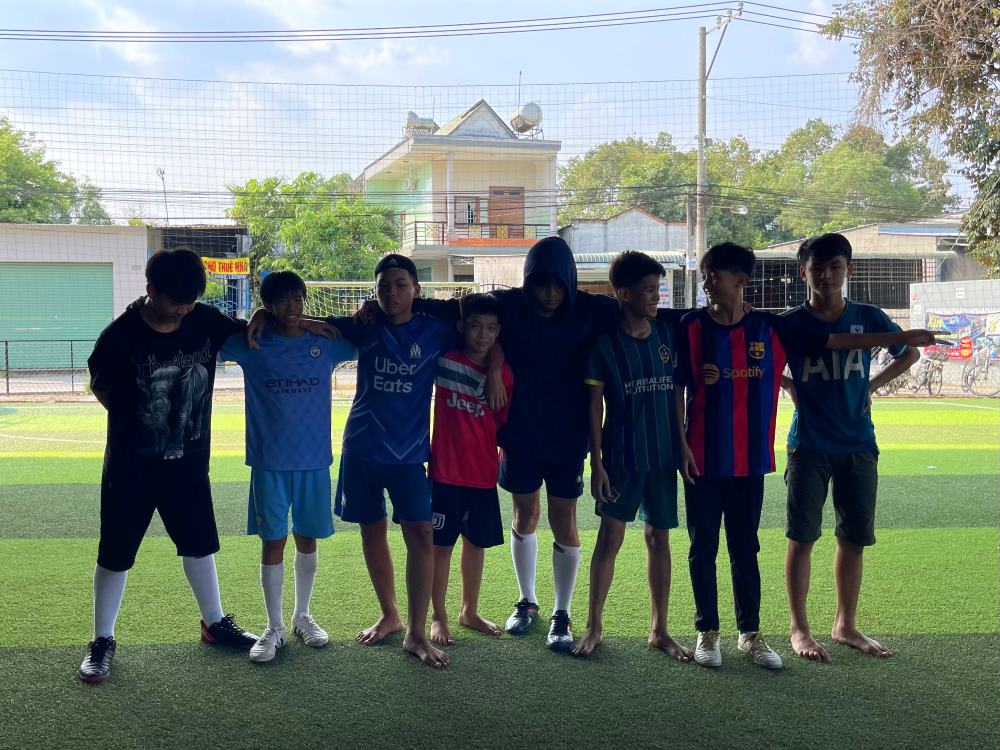 Học Bơi Với Thầy Tiên Cá Được Tài Trợ Sân Bóng Đá Miễn Phí Tại Huyện Long Thành