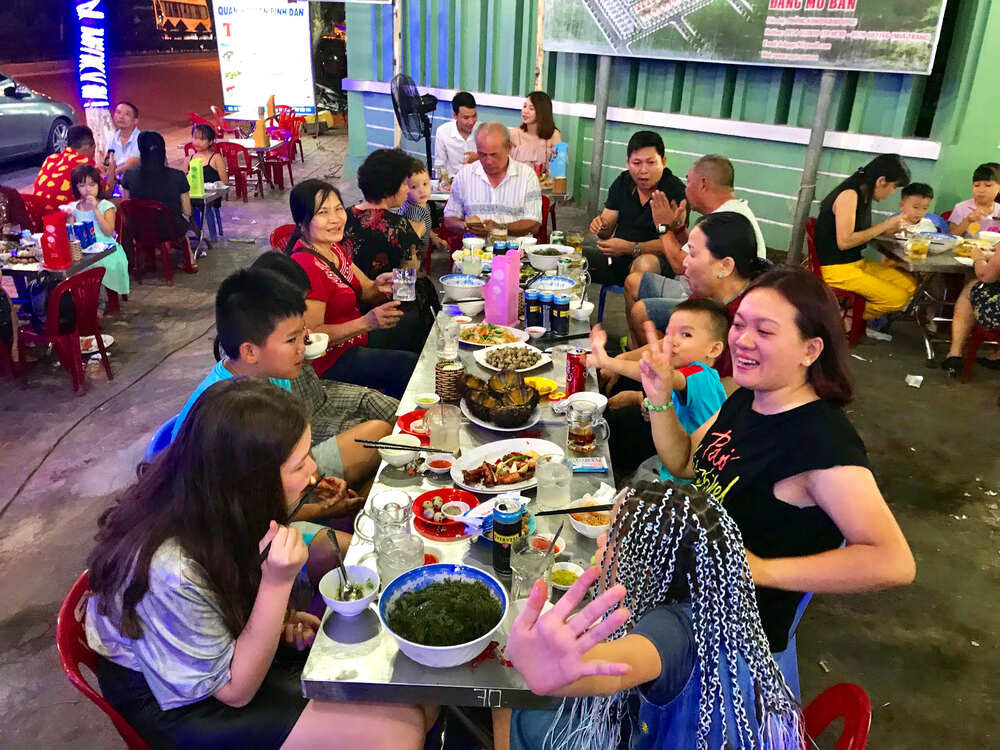 Tiun đưa các học trò đi ăn hải sản ngon nhất ở Nha Trang quán Tám Mẹo lấy sức cho Ellie thi cấp bằng lặn biển PADI
