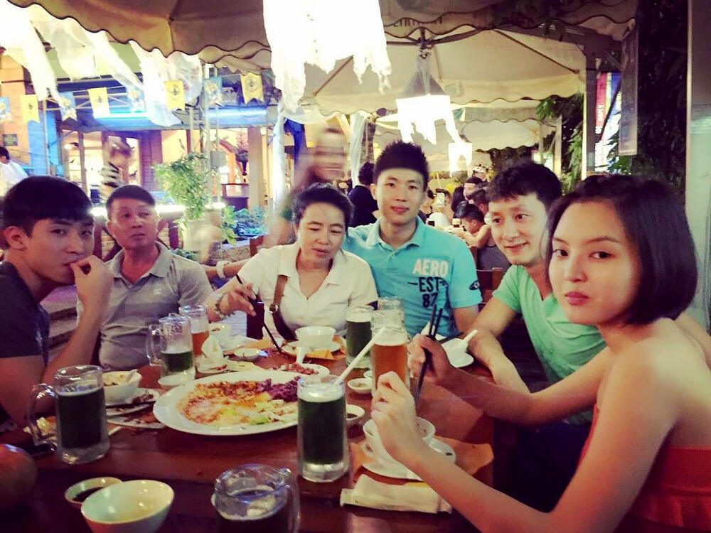 Tiun ăn tối hằng ngày cùng gia đình và bạn bè tại nhà hàng bia Tiệp sân khấu Lan Anh