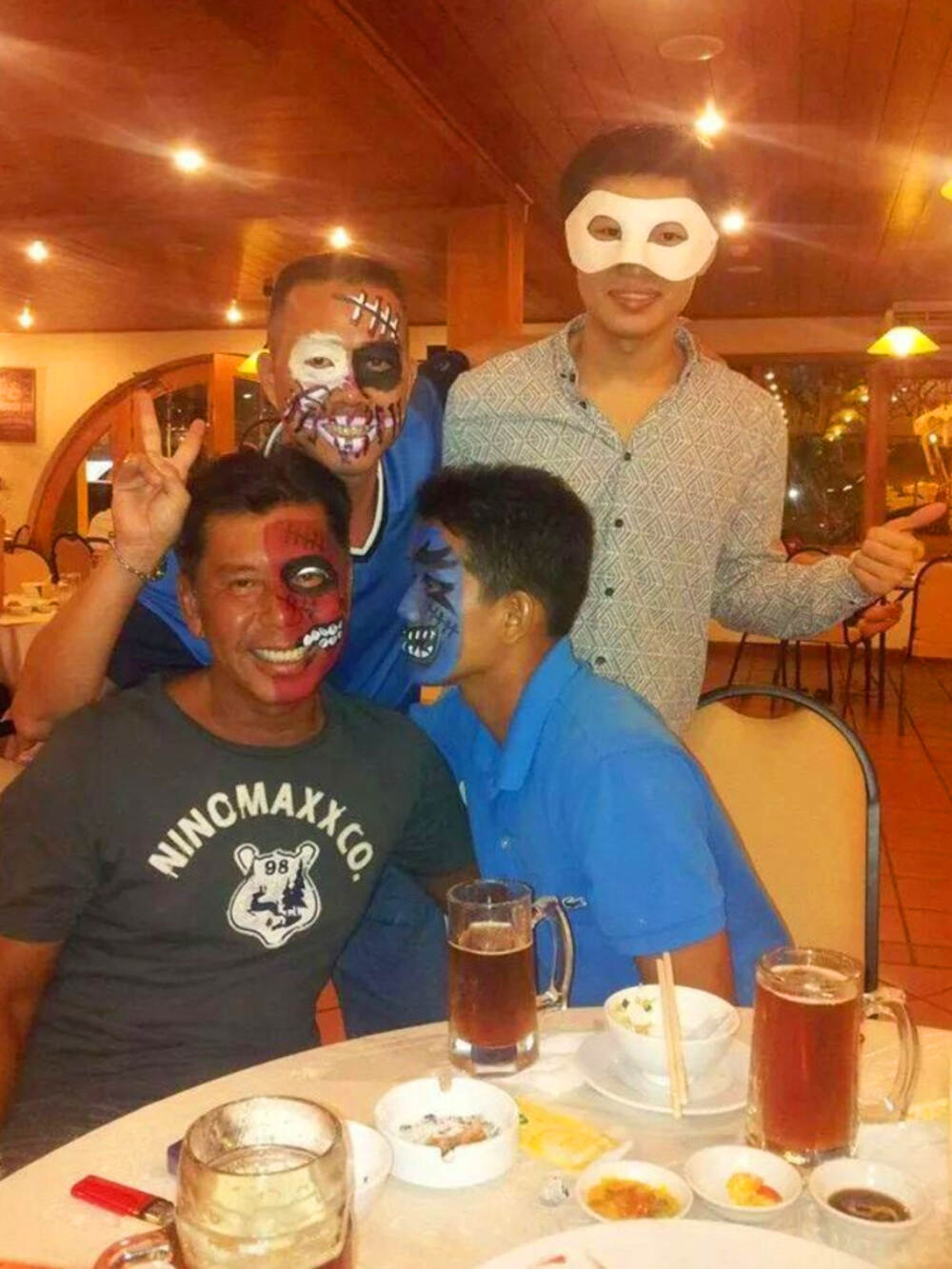 Tiun dự tiệc Halloween tại câu lạc bộ bơi lội Lan Anh cùng các anh thầy
