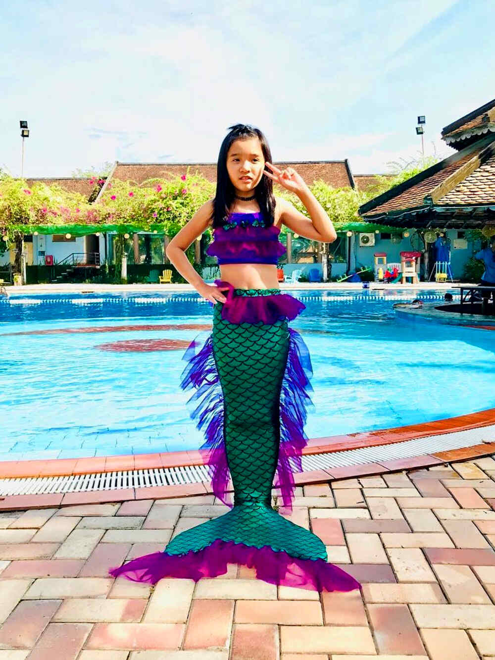 Chiếc đuôi nàng tiên cá Ariel chuyên nghiệp được Tiun thiết kế cho Helen mặc tại làng Lan Anh