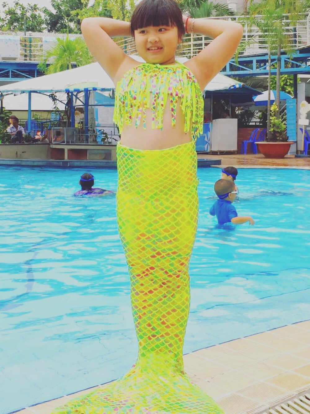 Mặc đuôi nàng tiên cá Queenie do Tiun thiết kế tại hồ bơi clb Lan Anh