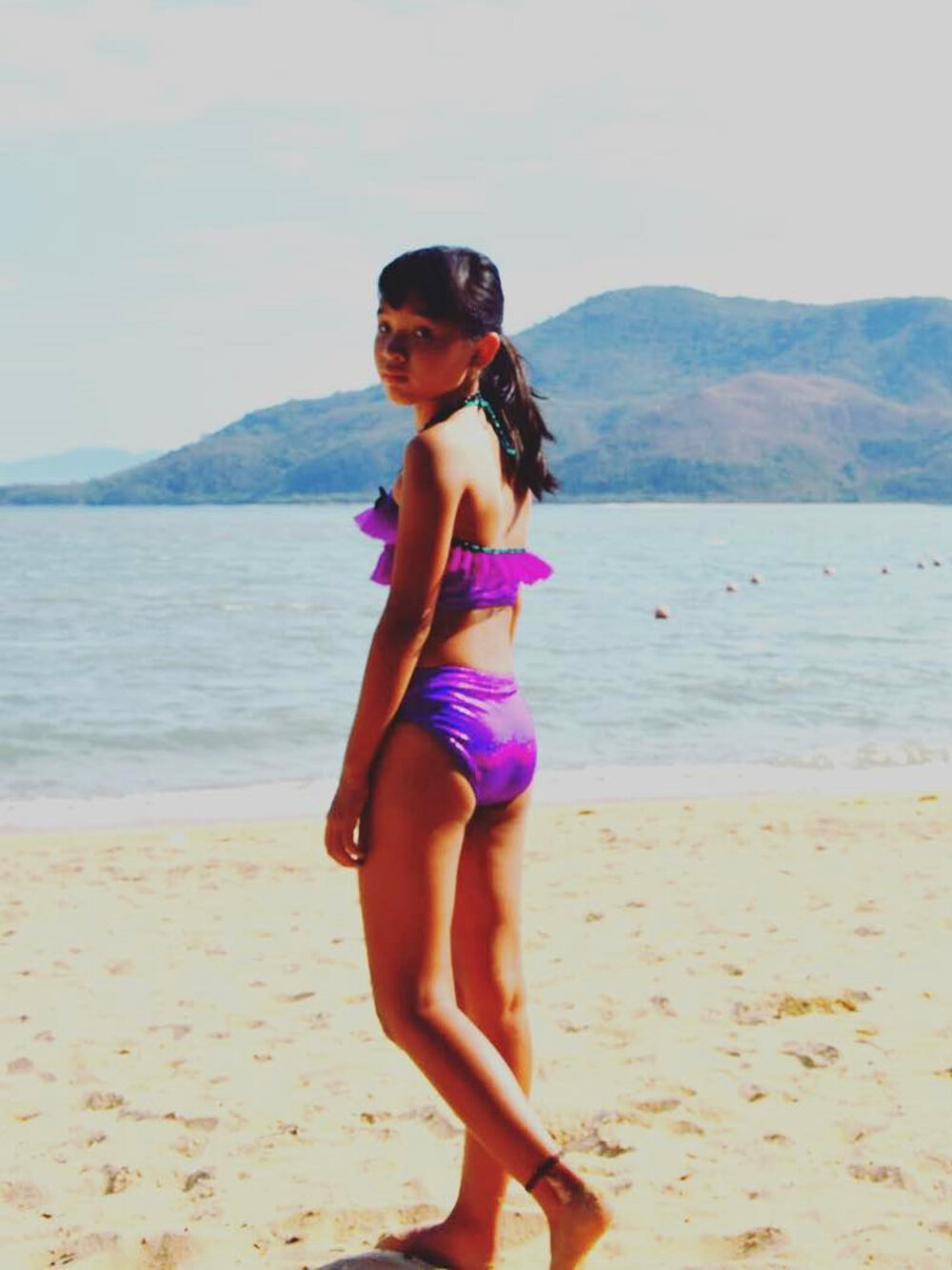 Bạn Helen mặc đồ bơi nàng tiên cá Ariel trên đảo chàng tiên cá Tiun ở Nhà Trang