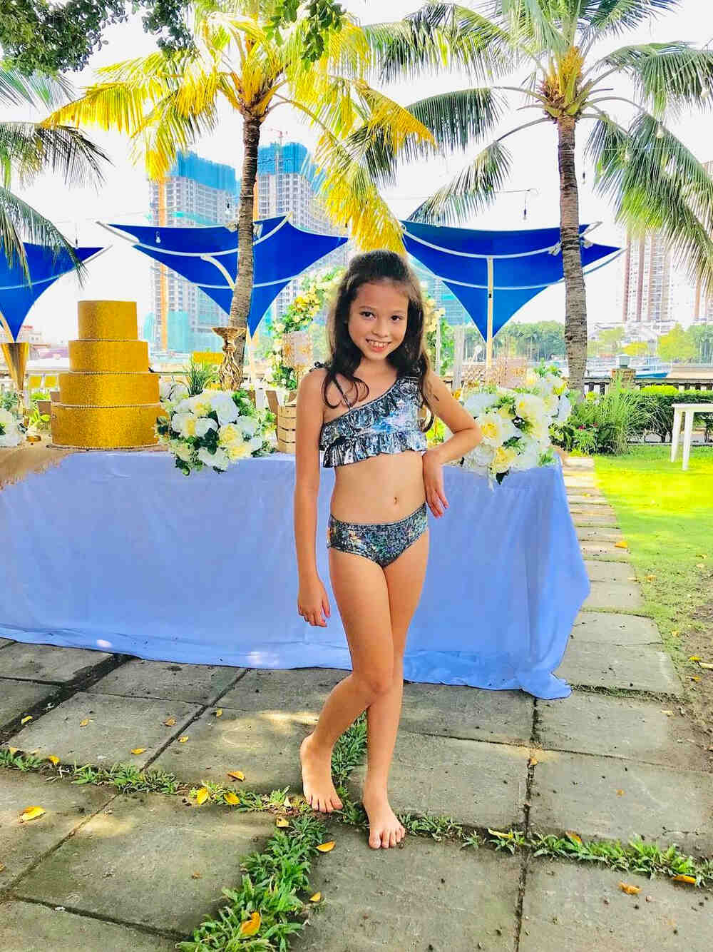 Bikini nàng tiên cá ánh sao được thiết kế độc quyền cho người cá Emily