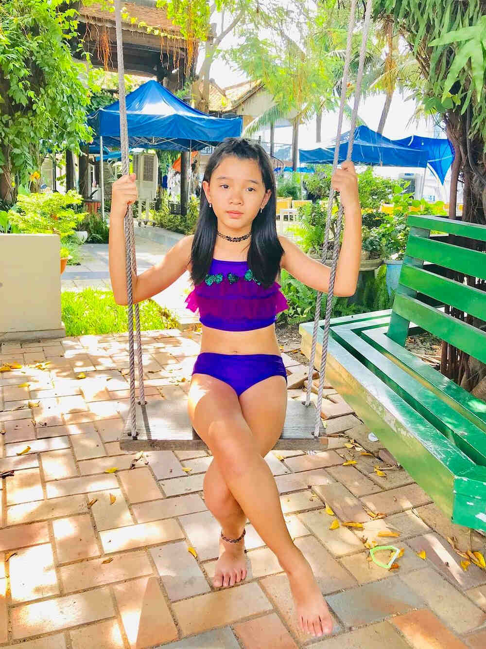 Helen mặc bikini nàng tiên cá công chúa