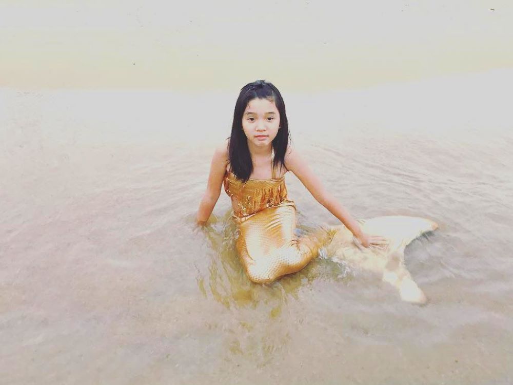 Học trò người cá Helen mặc đuôi nàng tiên cá căn bản ra biển thi lấy bằng tiên cá quốc tế PADI