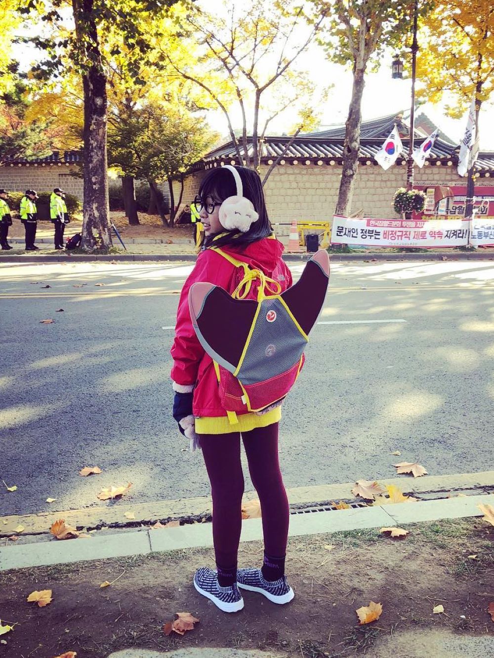 Helen mang ba lô tiên cá của Tiun lên đường tới Hàn Quốc kêu gọi bảo vệ đại dương