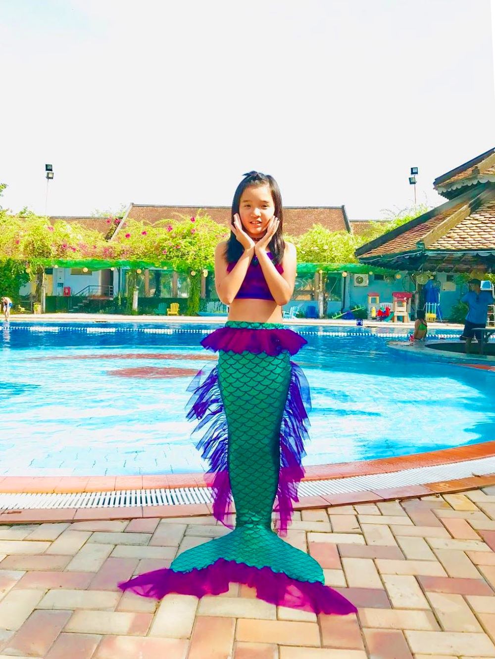 Người cá Helen mặc đuôi nàng tiên cá chuyên nghiệp