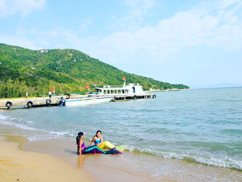 Tiun dẫn học trò đi Nha Trang đến hòn đảo nơi ấy làm bảo tồn thú