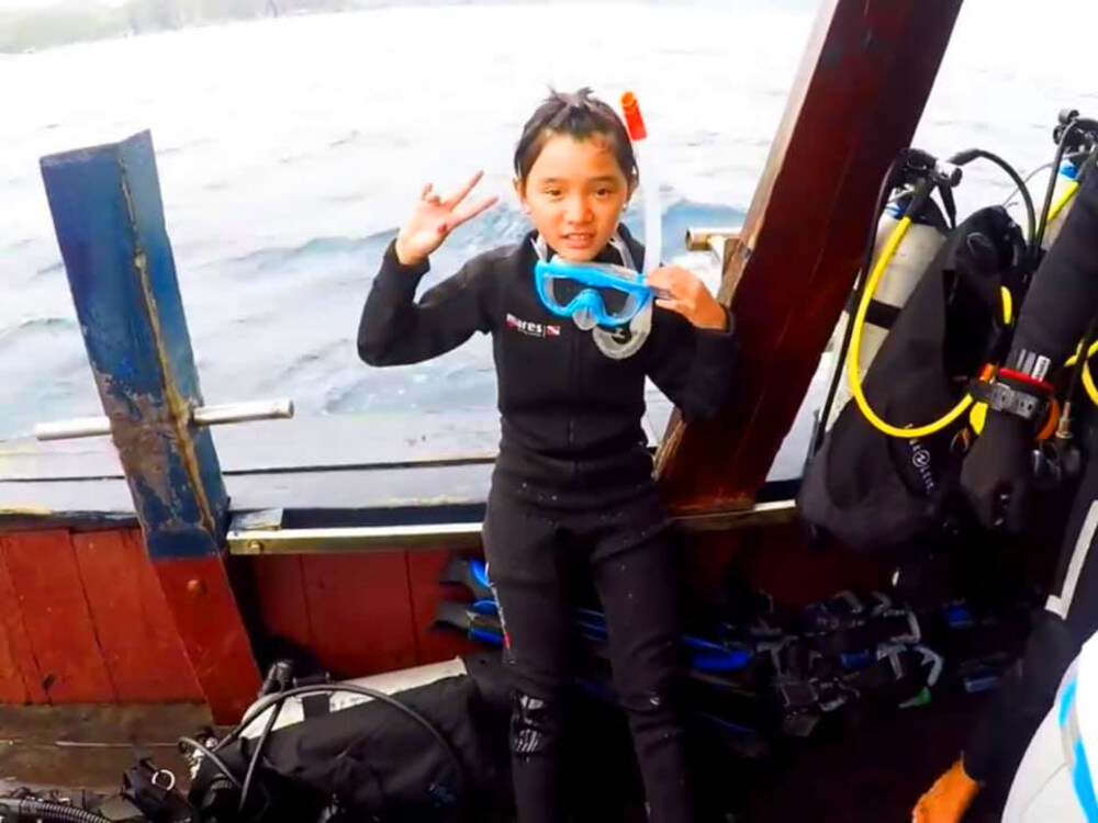 Chàng tiên cá Tiun giúp Helen lấy được chứng nhận bằng lặn biển