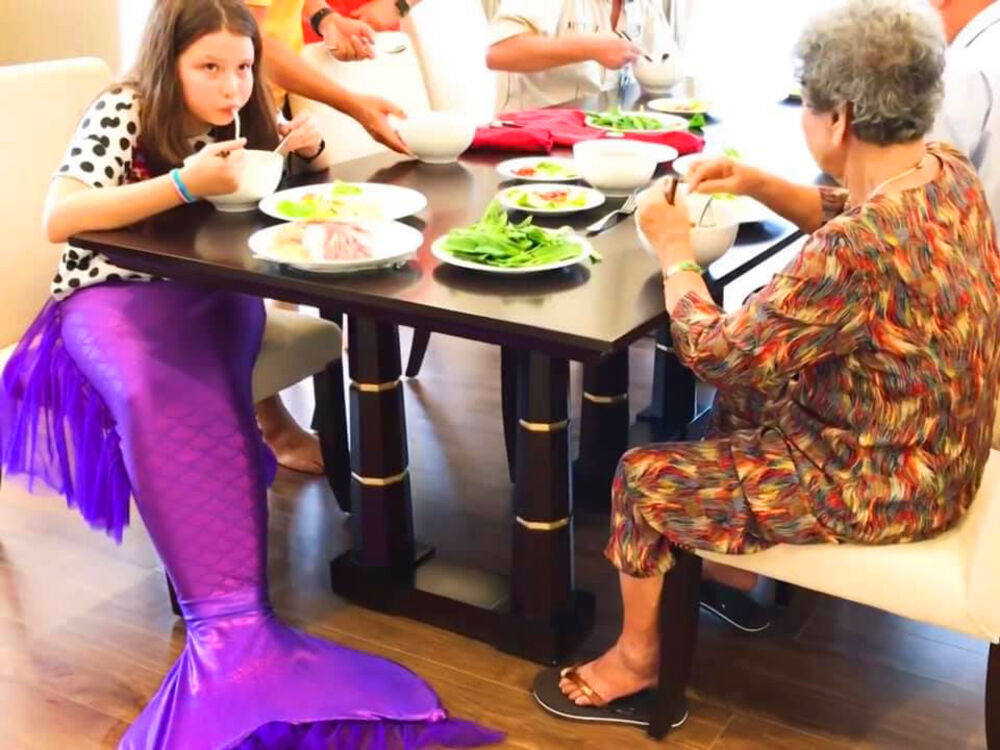 Anh tiên cá Tiun cùng gia đình nàng tiên cá Ellie ăn sáng