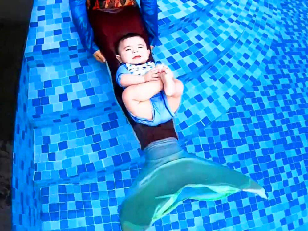 Anh ấy dành thời gian dạy bơi cho trẻ sơ sinh là bé Louis em trai mỹ nhân ngư Helena