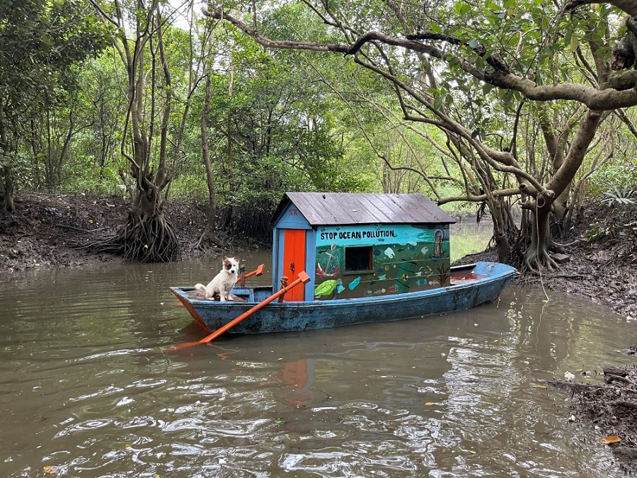 Chó cá Kiosk đang ngồi canh thuyền để kẻ gian không phá tài sản của rái cá nữa