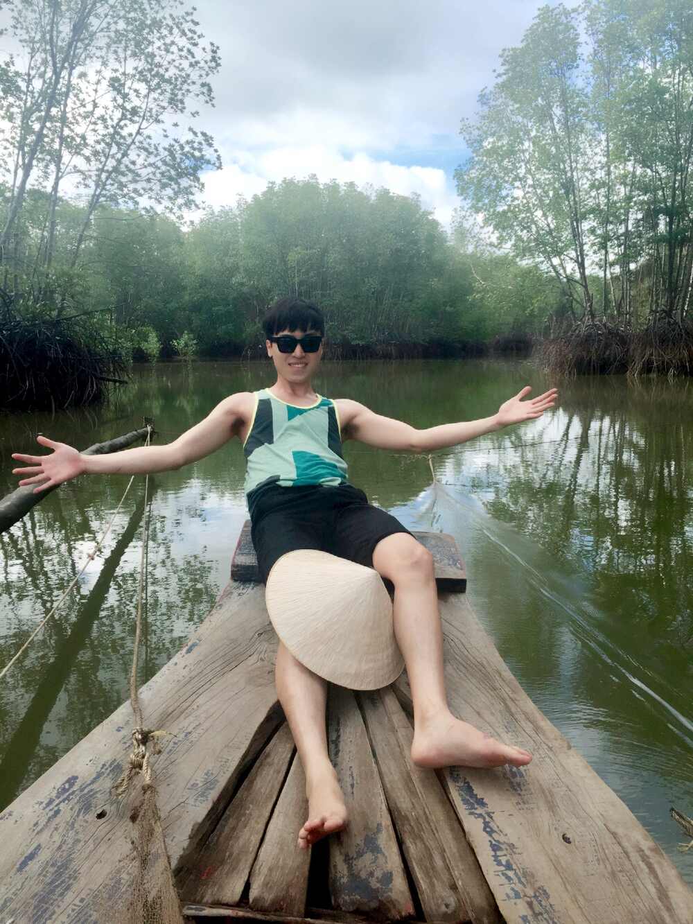 Bạn Vinh đến từ Mỹ cũng tham gia tour du lịch rừng đước đầu tiên của Tiun 2013