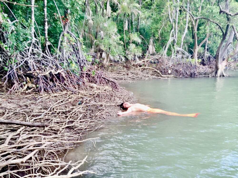 Chàng tiên cá Tiun kêu gọi dừng xã chất thải độc hại xuống nước