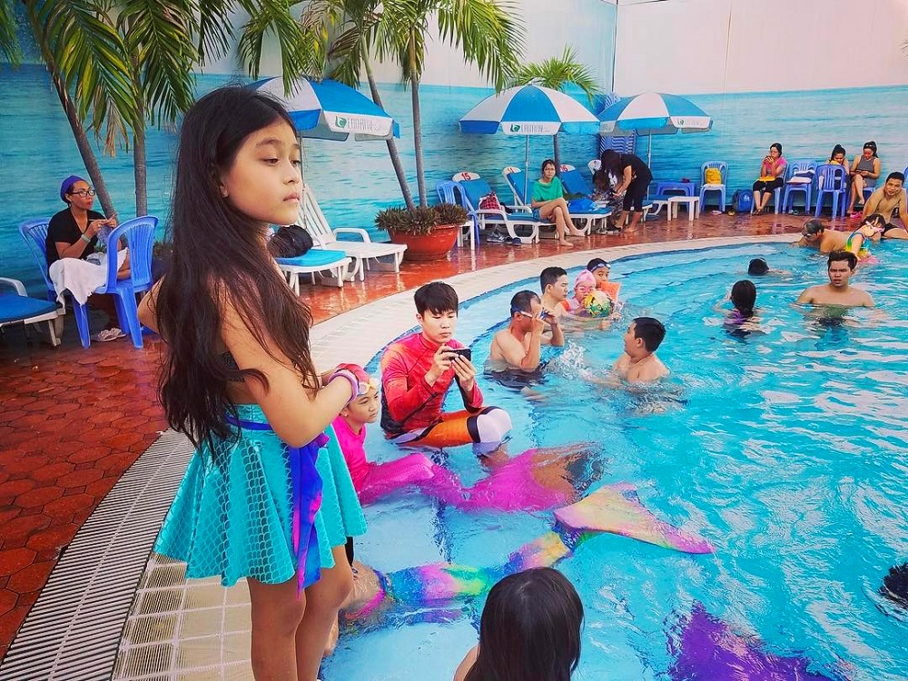 Tiên cá Tiun dạy bơi cho hằng trăm trẻ em quốc tế ở câu lạc bộ Lan Anh